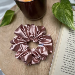 Světle růžová saténová scrunchie do vlasů | Emies