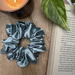 Světle modrá saténová scrunchie do vlasů | Emies