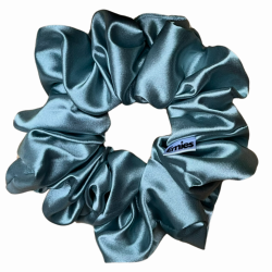 Světle modrá saténová scrunchie