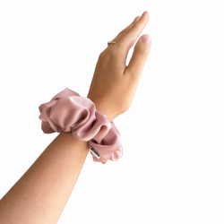 Pudrová saténová scrunchie do vlasů | Emies