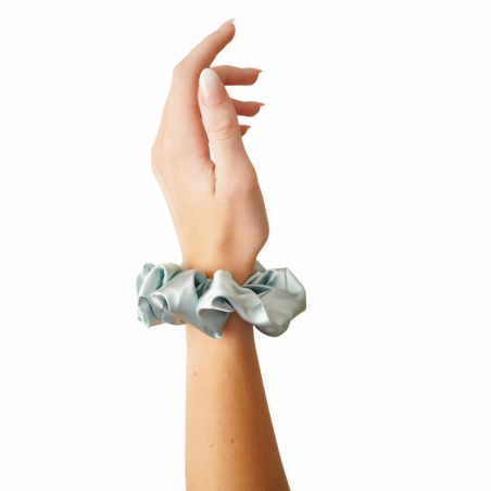 Světle modrá saténová scrunchie do vlasů | Emies