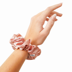 Světle růžová saténová scrunchie do vlasů | Emies
